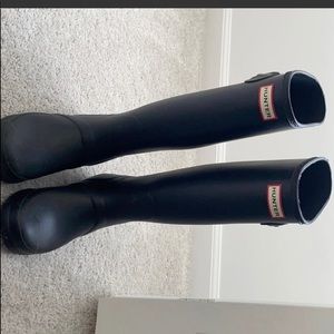 Black hunter boots